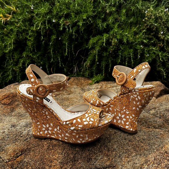 Alice + Olivia Jana Laser Cut Cork Wedge Heel Sandals Size 36.5, 6.5 $350 - Picture 3 of 12